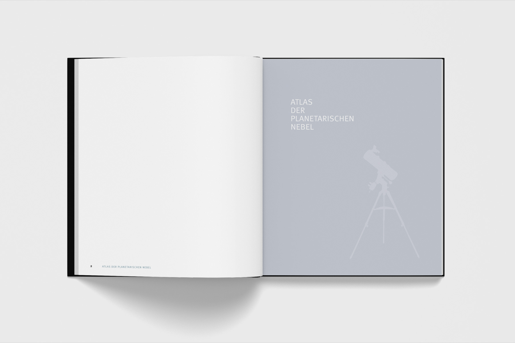 Typografie- und Layoutkonzept für einen Astronomie-Atlas. Aufmacherseite mit dezenter Gestaltung, minimalistischer Typografie und stilisiertem Teleskop.