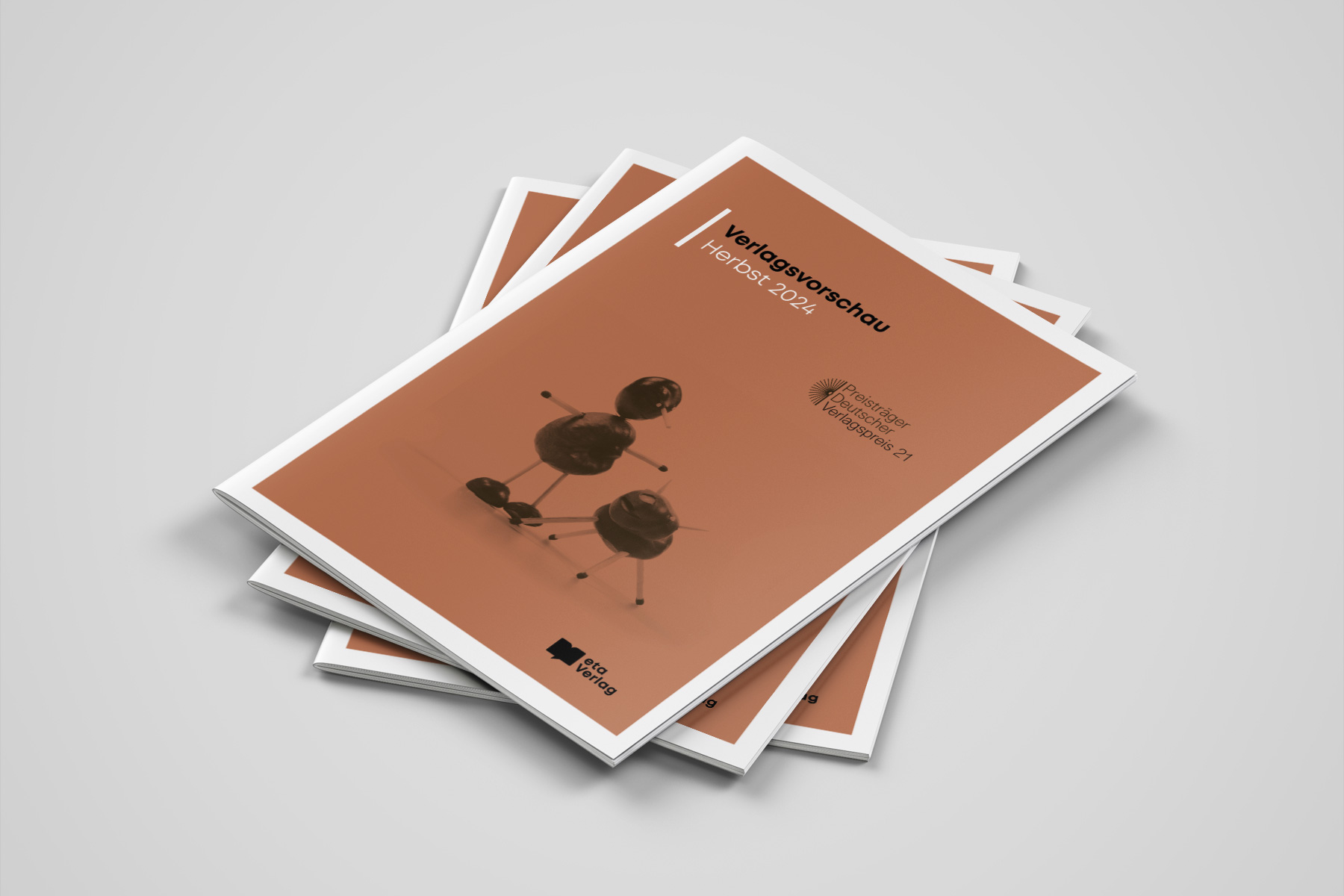 Verlagsvorschau Herbst 2024 des eta Verlags mit einer natürlichen, erdigen Farbgebung in Braun- und Ockertönen. Das Covermotiv zeigt eine aus Kastanien gebastelte Figur. Minimalistisch-elegante Gestaltung im Passepartout-Design.
