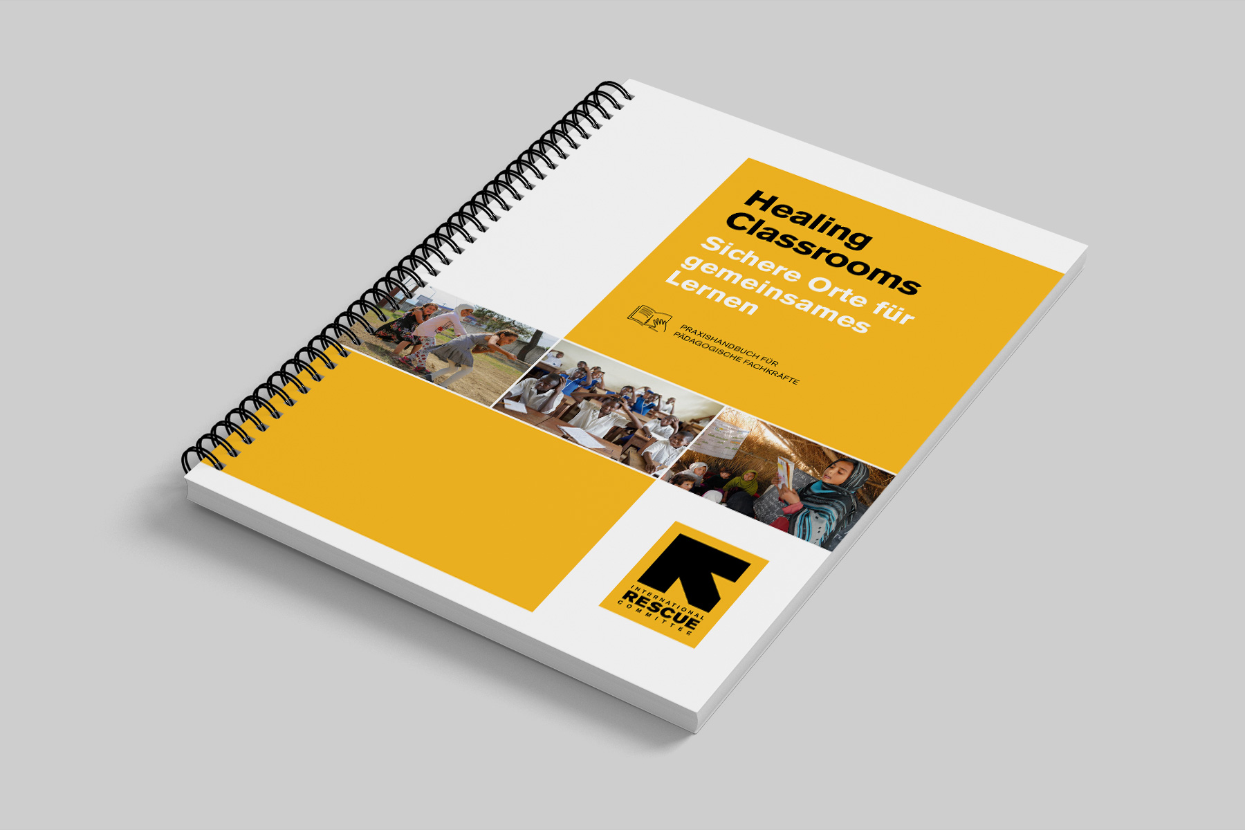 Frontcover des Praxisbuchs „Healing Classrooms“ mit Farbflächen und eingebundenen Fotos. Printdesign für NGOs und pädagogische Fachkräfte.