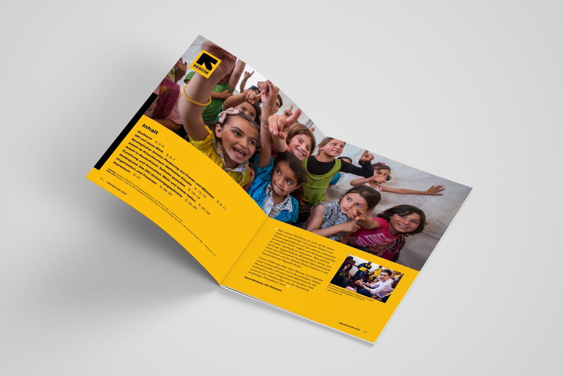 Editorial Design für einen Jahresbericht im NGO-Bereich: Doppelseite mit Inhaltsverzeichnis und einem großformatigen Foto von Kindern in einem Flüchtlingscamp, im Corporate Design von IRC. Strukturierte Typografie und klare visuelle Hierarchie für eine ansprechende und informative Gestaltung.