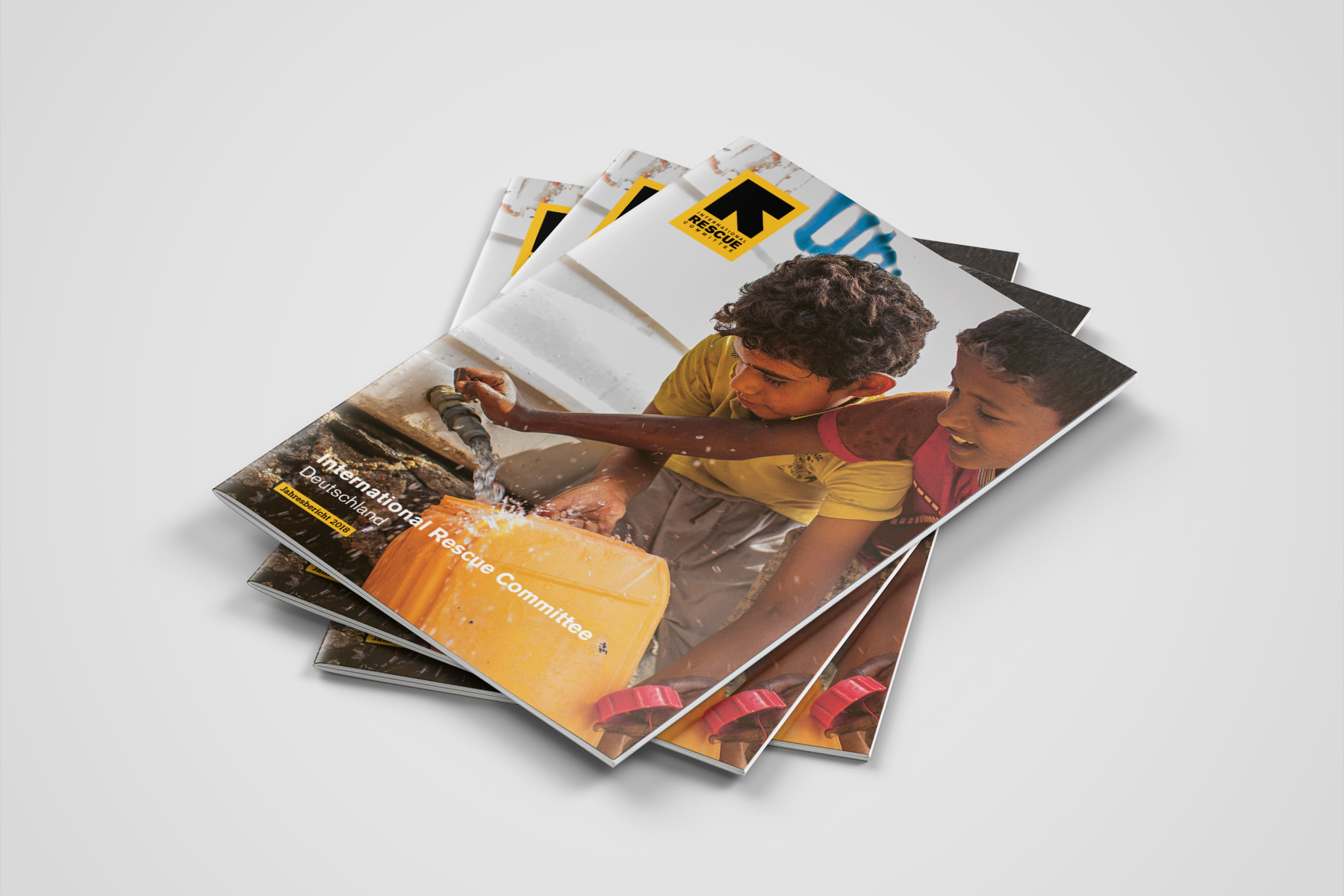Jahresberichts für das International Rescue Committee (IRC Deutschland) im A4-Hochformat. Covergestaltung und Editorial Design.