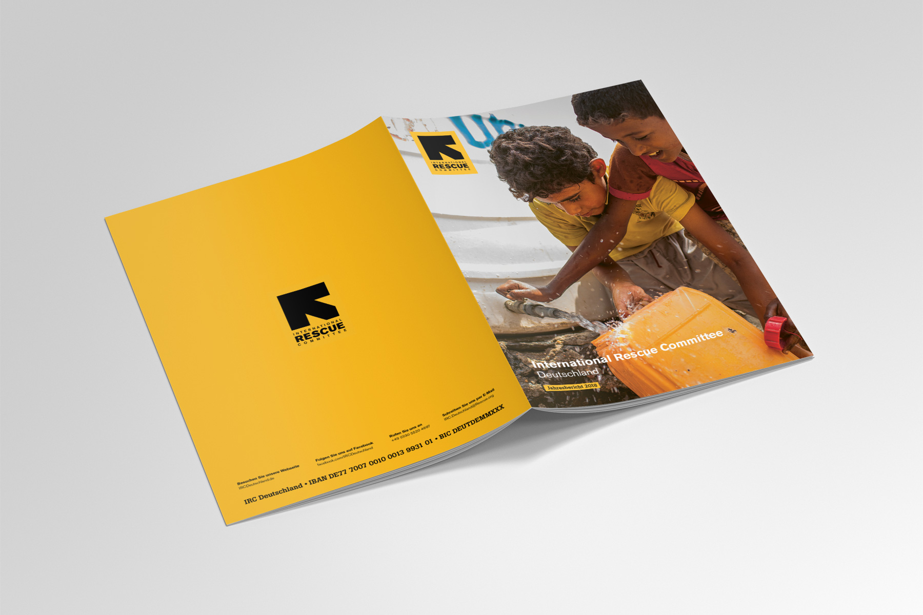 Umschlaggestaltung eines Jahresberichts für das International Rescue Committee (IRC Deutschland). Rückseite mit Logo und Spendenhinweisen, gedruckt auf nachhaltigem FSC-zertifiziertem Naturpapier.

