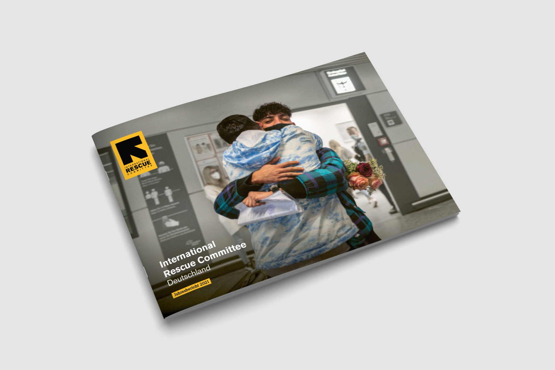 Jahresberichts für das International Rescue Committee (IRC Deutschland) im A4-Querformat. Covergestaltung und Editorial Design.