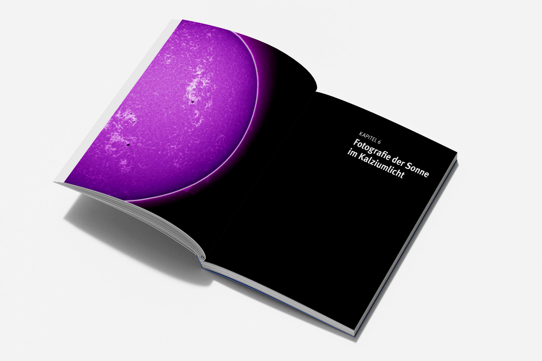 Kapitelauftakt in moderner Buchgestaltung mit starker visueller Wirkung. Großflächige Astrofotografie mit kontrastreicher Gestaltung und typografisch klarer Kapitelbetitelung. Layout für Sachbücher mit wissenschaftlichem Schwerpunkt.