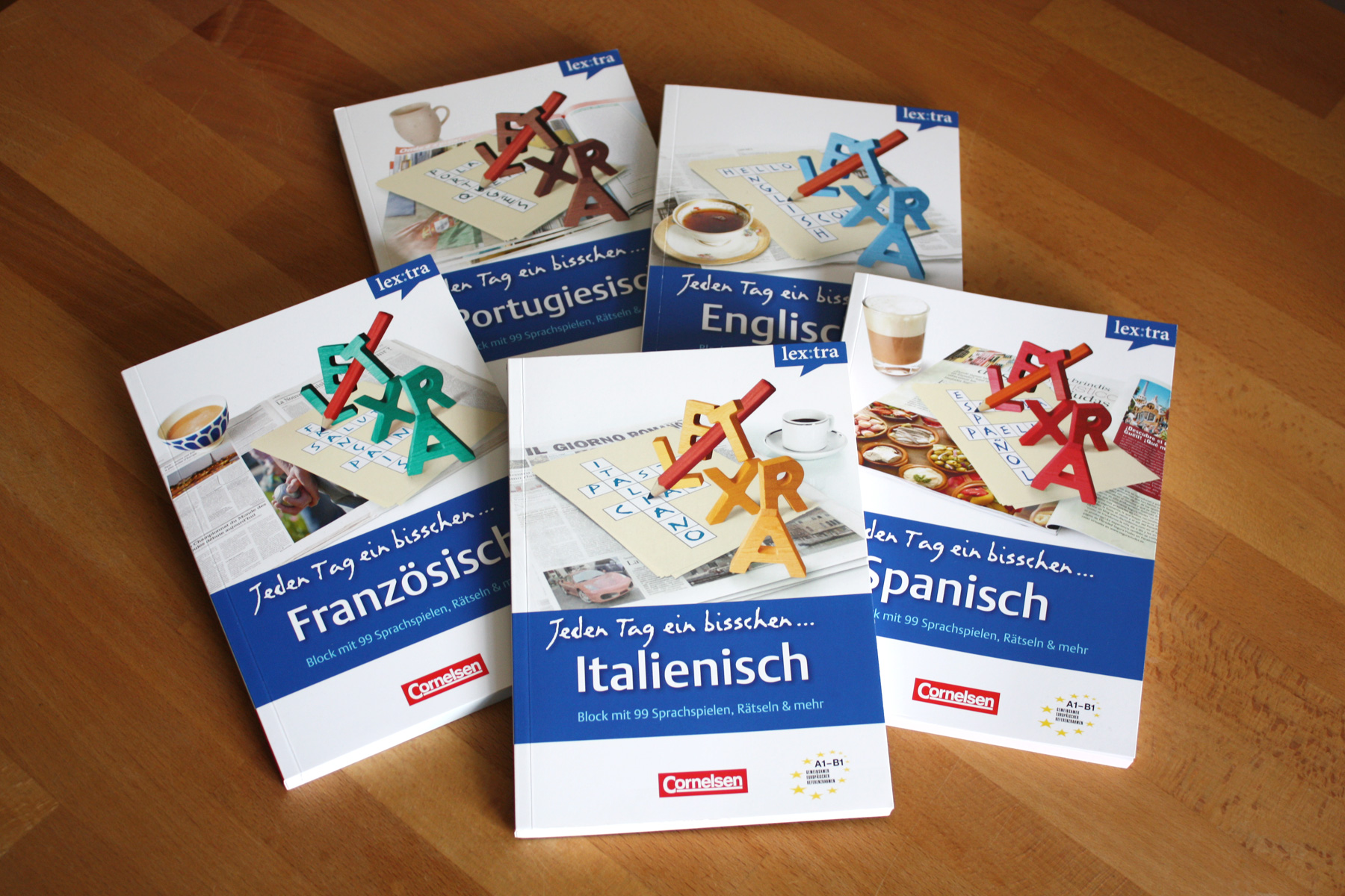 Sprachlehrbuch-Reihe für den Cornelsen-Verlag mit Farbkodierung. Jeder Titel ist durch eine eigene Sonderfarbe differenziert. Fachbuchgestaltung für Sprachdidaktik.