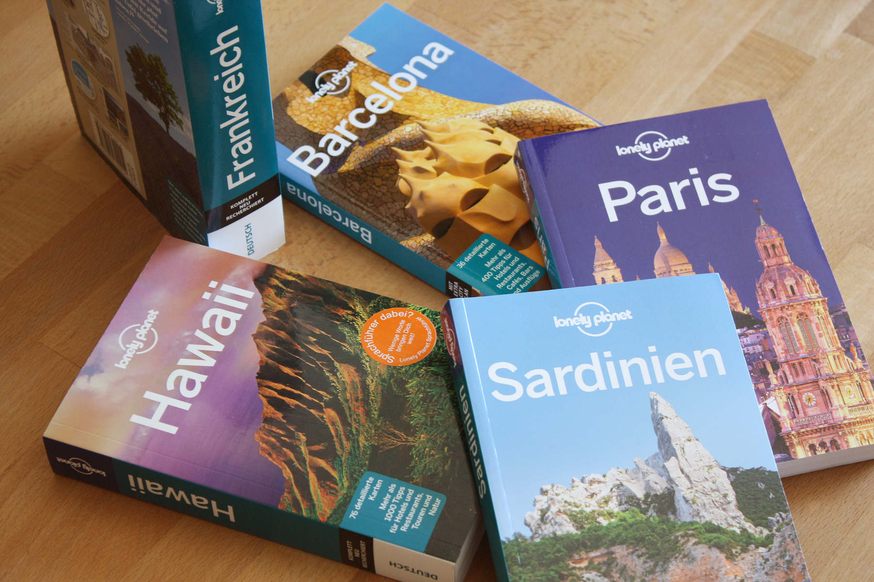Lonely Planet Reiseführer – Gedruckte Reiseführer verschiedener Destinationen.